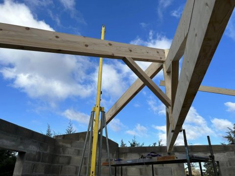 Taille et pose d'une extension en charpente traditionnelle avec pénétration dans l'ancienne toiture à Vaulx-Milieu